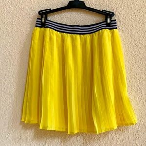 NWT Fun flirty summery Material Girl yellow pleated skirt with Lining.SizeMedium